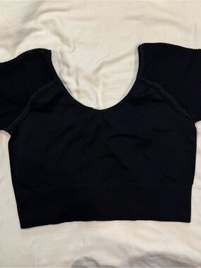 Offline by aerie women’s Black Scoop-Neck Women's athletic Crop Top size LARGE